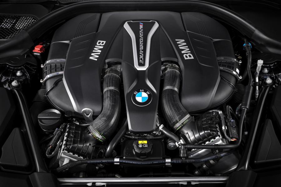 Моторный отсек BMW M550i xDrive Sedan 2017 года  (WW) (фото 21 из 48)